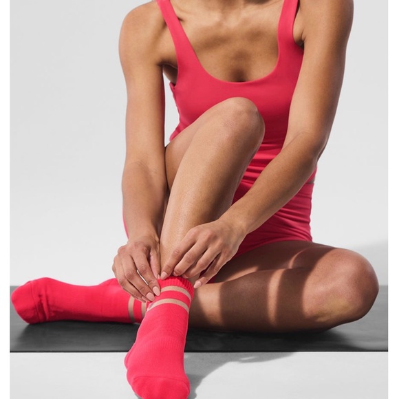 NWT ♥️ ALO Yoga Candy Red Pulse Grip Socks - Picture 5 of 8